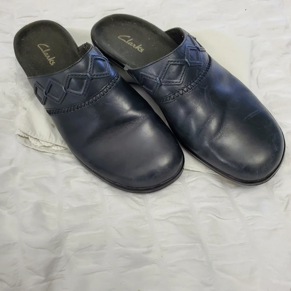 Ladies Clarks Dark Navy Leather Slip-On Clogs. Sz 7.5